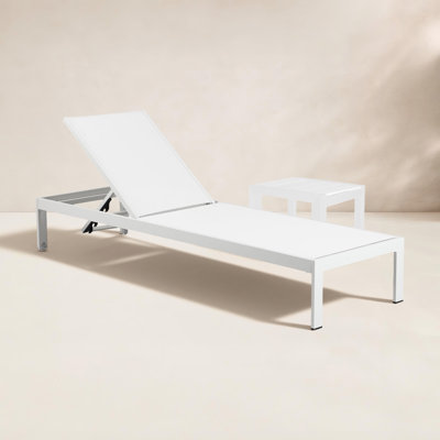 Ensemble de chaises longues inclinables d'extérieur de 76 po avec table d'appoint Aynura 2 pièces - Structure en aluminium, filet à séchage rapide et roues dissimulées - Blanc / blanc