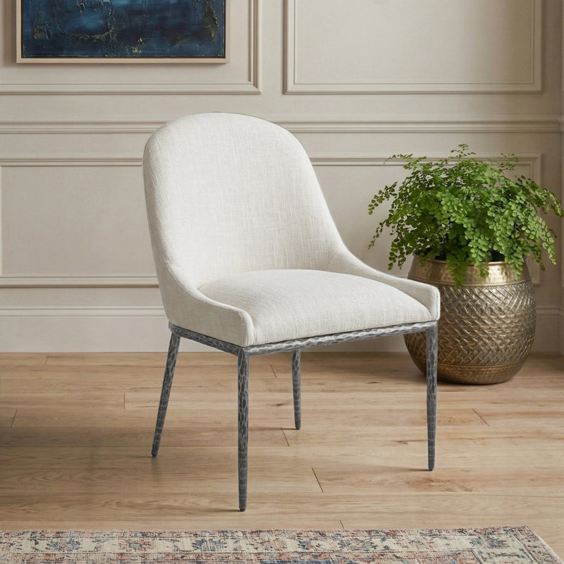 Chaise d'appoint rembourrée en métal martelé Lalia, Gris