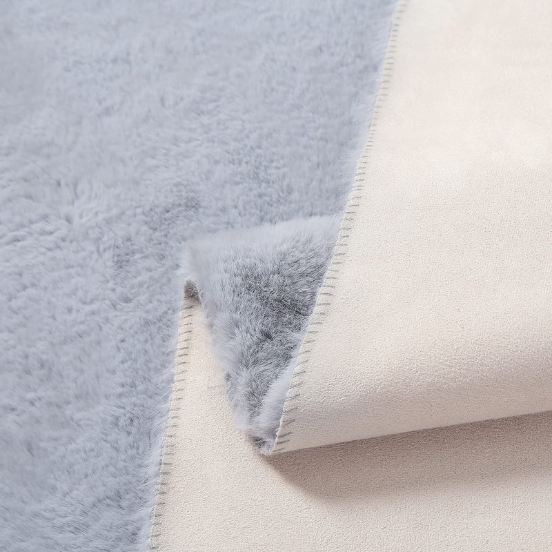 Tapis gris en fausse fourrure tressé à la machine Mitz, Rectangle 2 pi x 6 pi