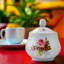 Sucrier en porcelaine blanche Priya avec couvercle et pot à crème, motif floral en relief et garniture or 24 carats (ensemble de 2)