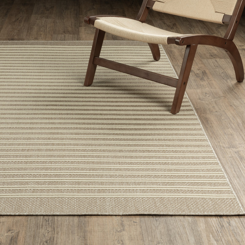 Tapis intérieur / extérieur beige / ivoire à fines rayures Tavraj, Rectangle 5 pi 3 po x 7 pi 3 po