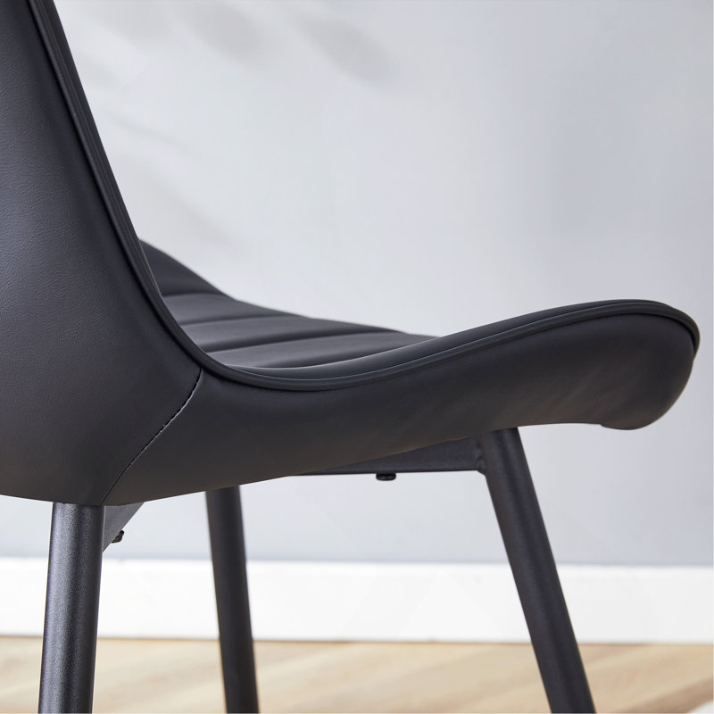 Ensemble de chaises de salle à manger allongées en polyuréthane noir à assise allongée - quatre pièces, conception ergonomique.