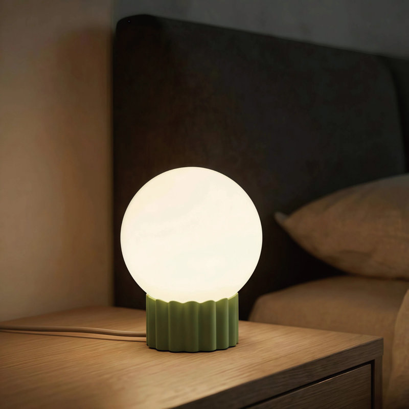 Lampe de table sphérique en verre opale 5,9 "avec base en résine nervurée - Vert olive, lampe contemporaine à base en résine avec douille E12, cordon tressé beige, interrupteur à intensité variable, 150 x 175 mm