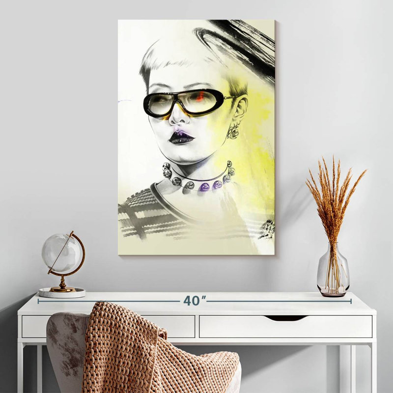 Femme Leisha avec des lunettes, H 30 po x l 20 po