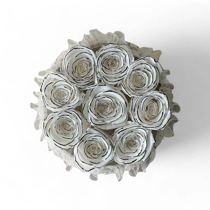 Arrangement de roses conservées dans un panier