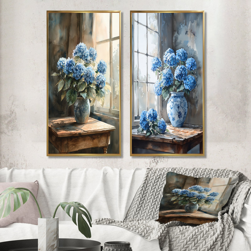 Hydrangeas In A Still Life Scene I - Collection de 2 panneaux de toiles florales, Cadre flottant doré, H 28 po x l 25 po