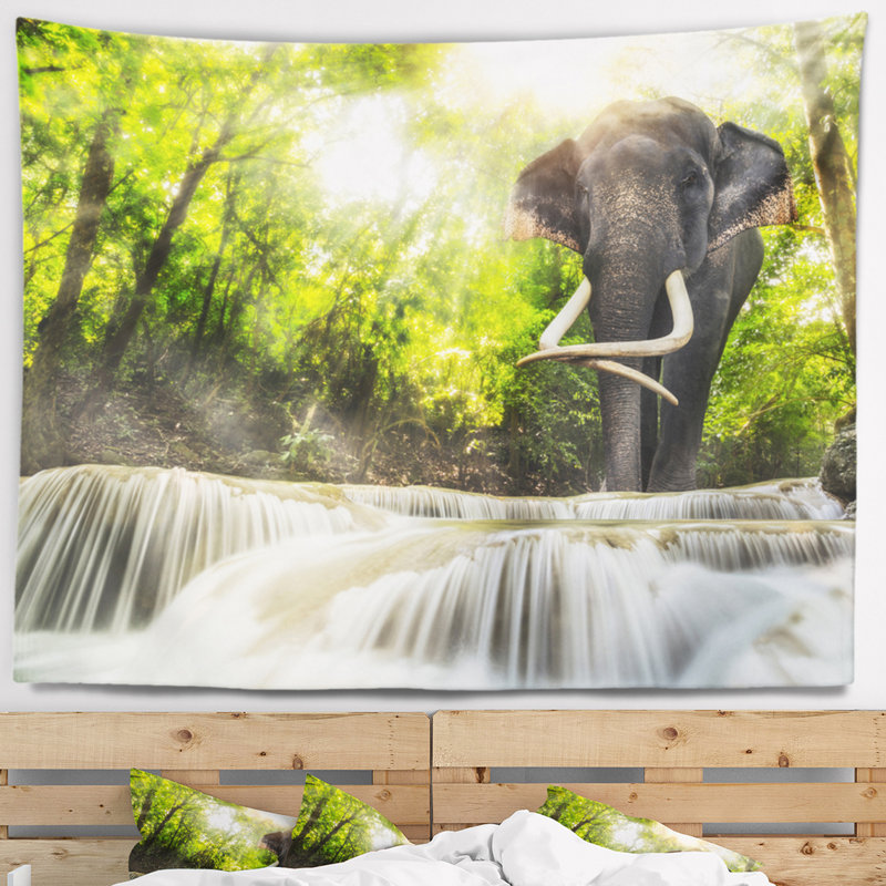 Photographie cascade d'erawan avec tapisserie d'éléphant, H 32 po x l 39 po