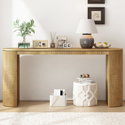 Console incurvée et élégante ornée de rayures verticales - Plateau spacieux en pin - Construction robuste et facile à monter - Idéale pour les espaces de vie - Facile à assembler