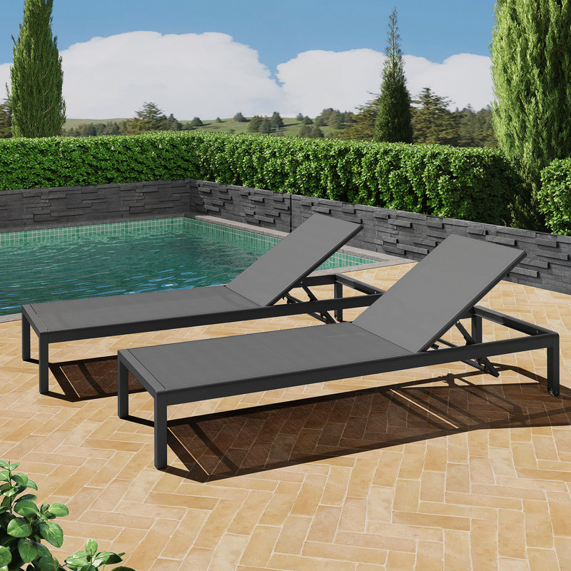 Ensemble de deux chaises longues confortables et durables avec dossier réglable et roulettes de mobilité pour se détendre près de la piscine et du patio
