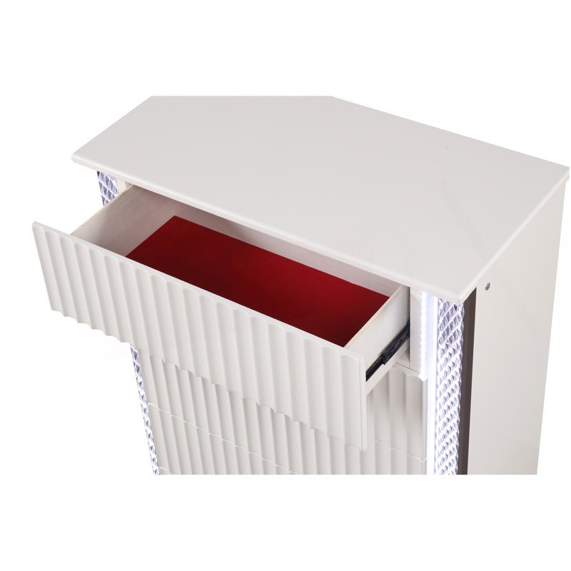 Commode 5 tiroirs Fabio de style contemporain avec accents latéraux à motif de losanges avec éclairage à DEL et bois au fini blanc