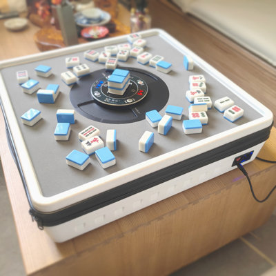 Mini table de Mahjong automatique automatique blanche avec un ensemble de tuiles magnétiques de 36 mm (banque d'alimentation non incluse)
