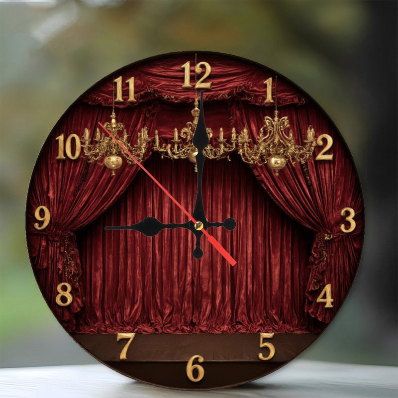 Horloge sur lustres à rideaux rouges