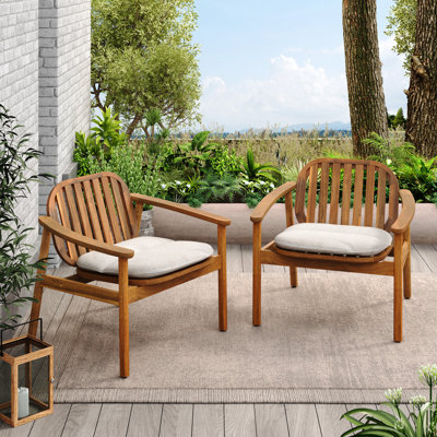 Ensemble de 2 fauteuils club avec coussins beiges, structure en bois, pieds en eucalyptus, style moderne avec dossier incurvé et panneaux à lattes, assise confortable pour l'extérieur, idéale pour la détente.