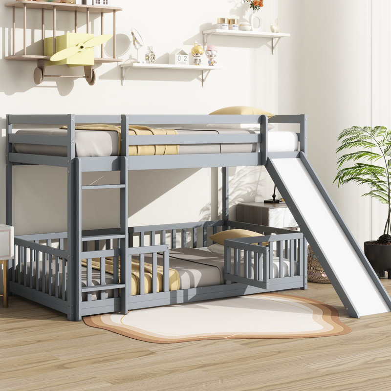 Lit superposé simple en pin massif gris avec porte coulissante pour une chambre fonctionnelle avec garde-corps