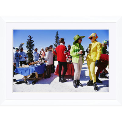 «Snowmass Gathering», 1 avril 68 par Slim Aarons - Photographie encadrée sur papier
