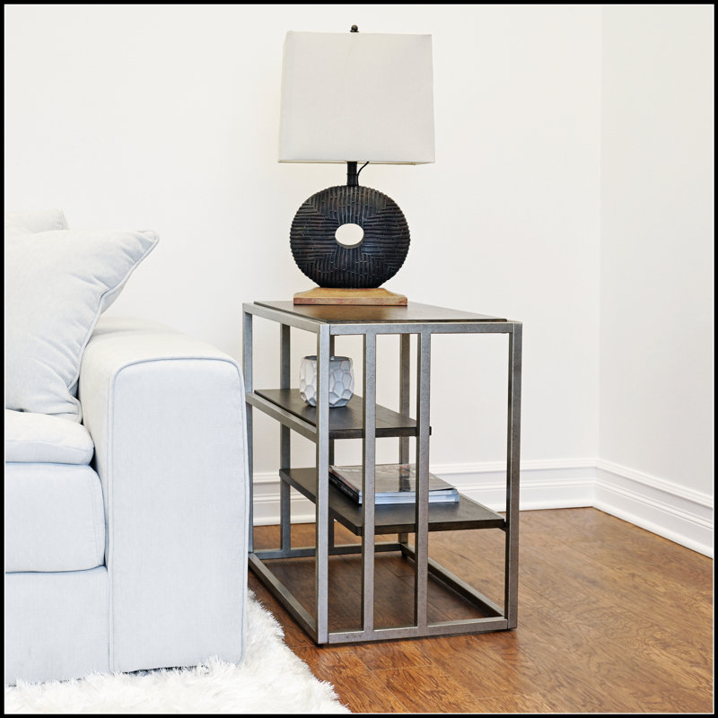 Table de chevet en bois avec tablette Padena, combinant durabilité et style pour les maisons modernes.