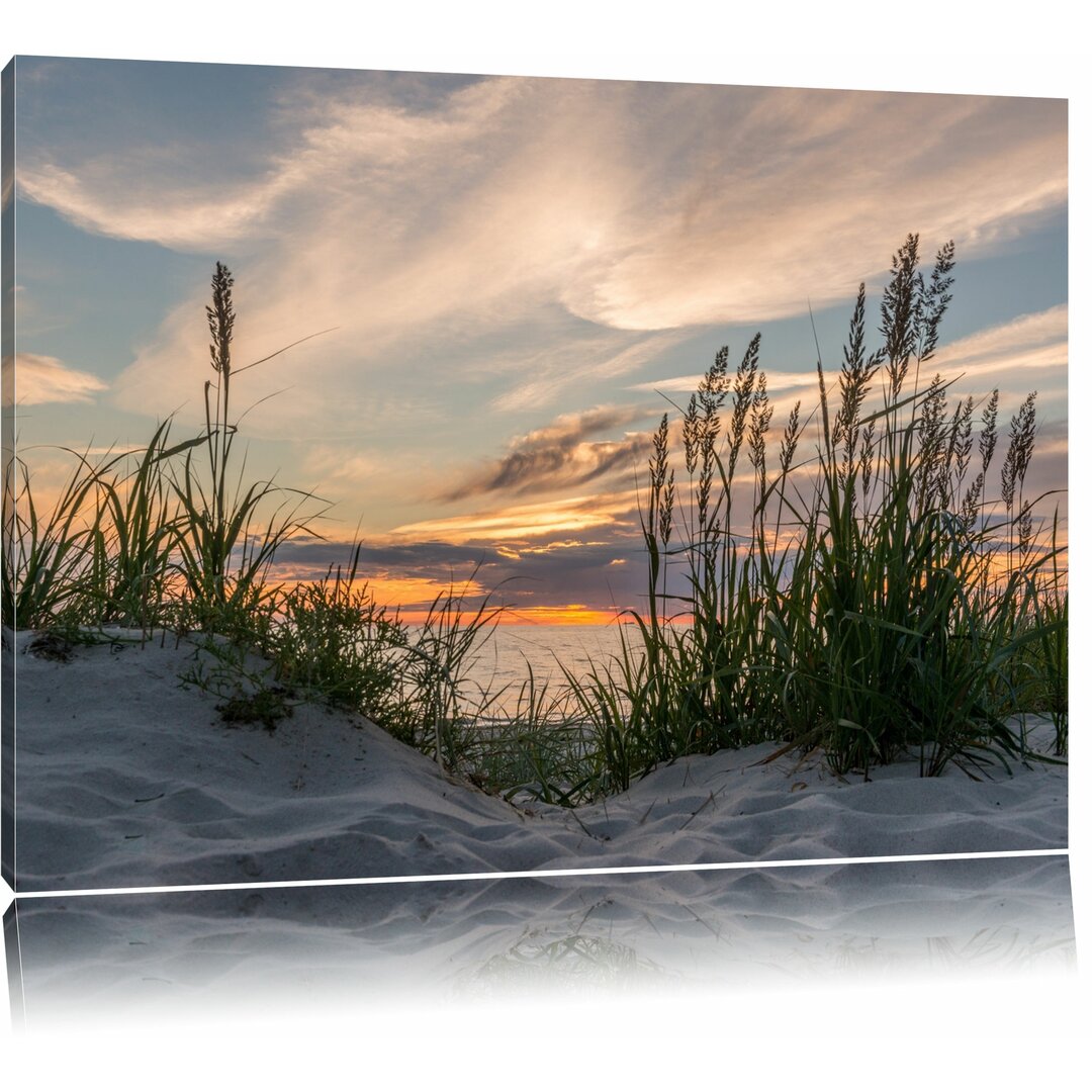 Leinwandbild Gras am Strand bei Sonnenuntergang