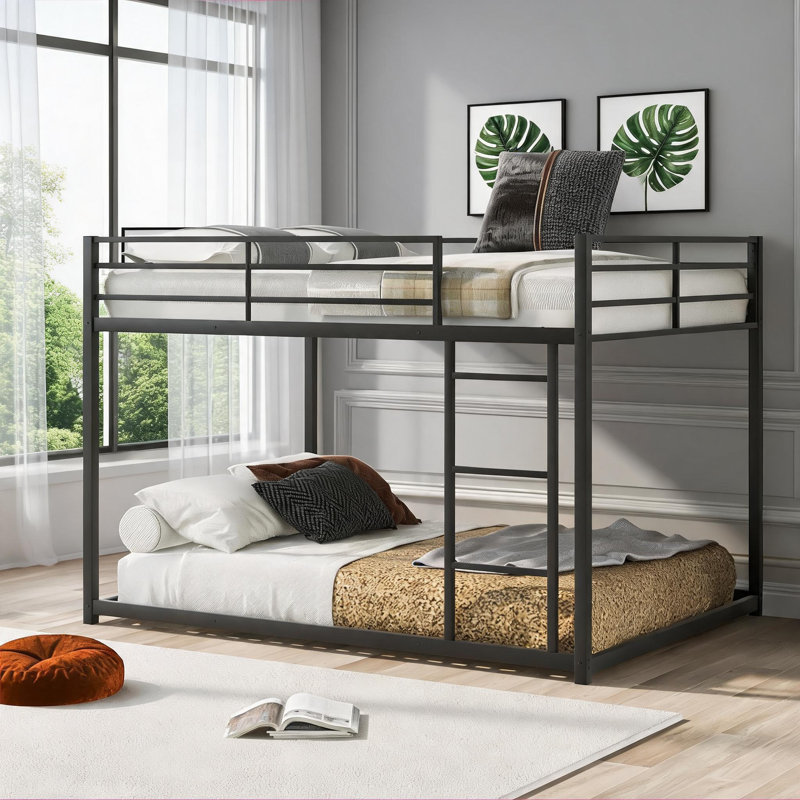 Lit superposé double au-dessus de double à profil bas avec structure en métal noir mat et échelle d'accès intégrée pour les petits espaces de chambre à coucher