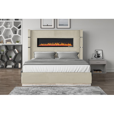 Grand lit tapissier en bois avec éclairage ambiant au fini velours beige identique à G150108991 (NJ Inventory)
