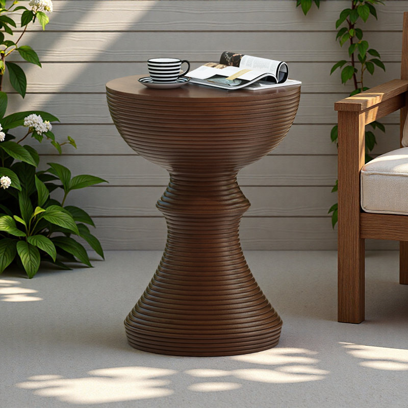 Table d'appoint d'extérieur en béton brun côtelé 16 po avec design de sablier résistant aux intempéries