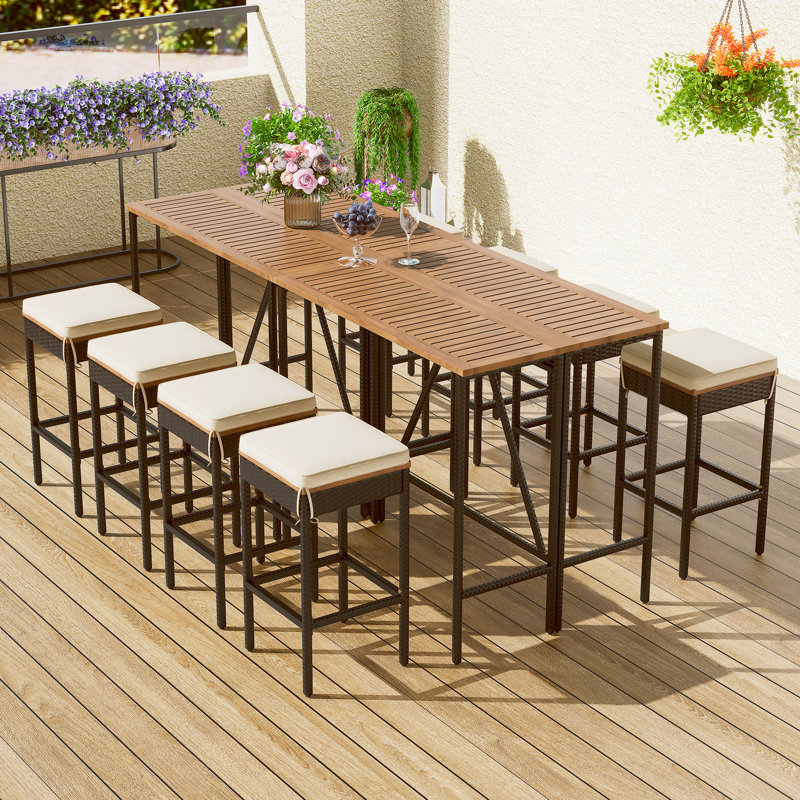 Table d'extérieur en bois et huit tabourets avec coussins bistro toutes saisons