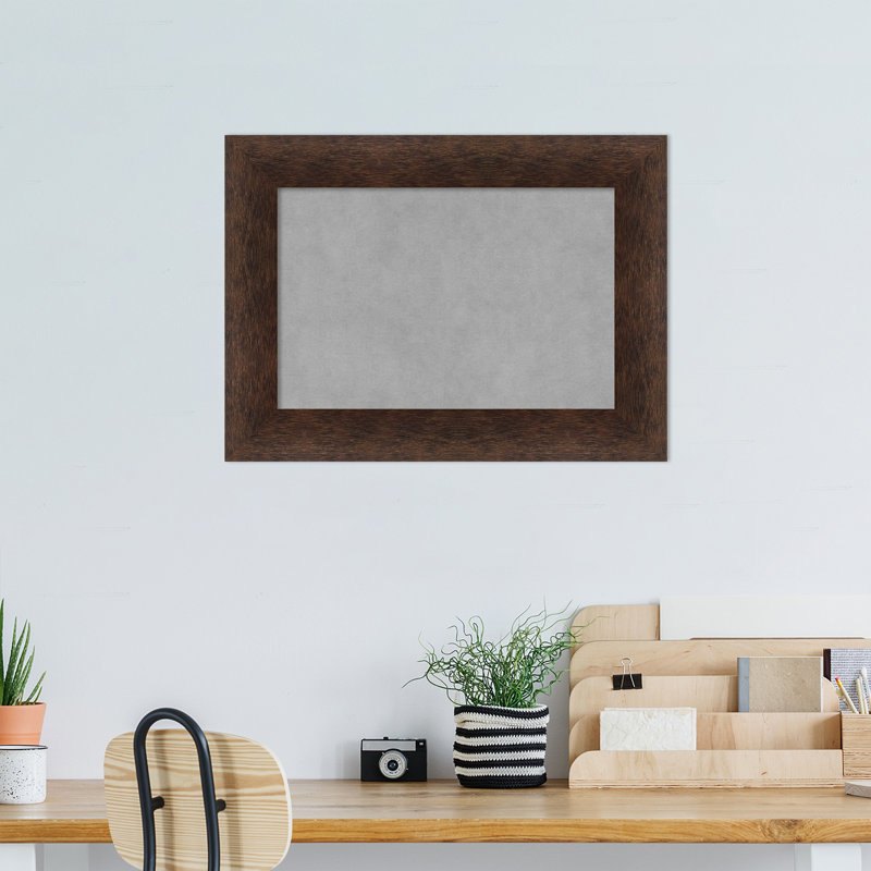 Tableau magnétique encadré noyer chaud, H 17 po x l 23 po