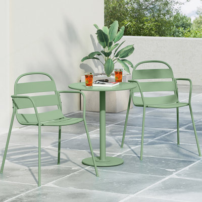 Ensemble de mobilier de patio, une table avec deux chaises
