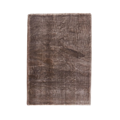Tapis brun à longs poils