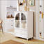 Armoire de rangement blanche de style campagne avec verre trempé arqué, plateau à niveaux et 2 tiroirs pour une organisation élégante à la maison