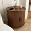 Table de chevet moderne Mid Century avec station de charge intégrée et porte coulissante