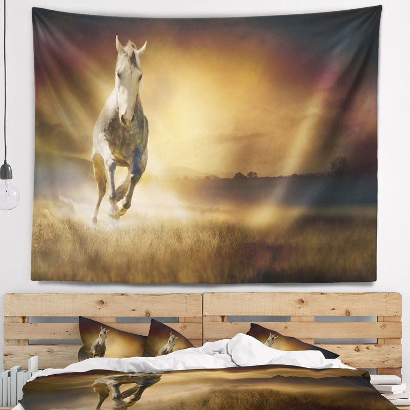 Cheval galopant dans la vallée, H 32 po x l 39 po