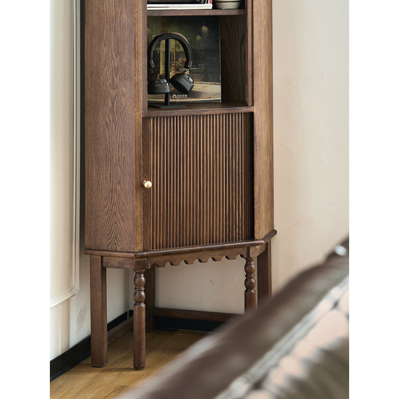 Armoire de coin française rétro en bois massif