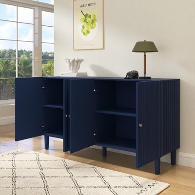 Élégant buffet à quatre portes avec portes à motif ondulé, pieds cylindriques et poignées en métal élégantes