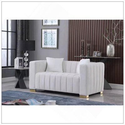 Un canapé-lit moderne sur un Chesterfield traditionnel, couleur blanche, causeuse