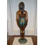 Statue en bronze Mestas, femme regardant le soleil - Taille: L 18 po x l 12 po x H 64 po.