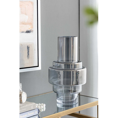 Vase géométrique décoratif en verre avec finition lustrée fumée et teinte bleue transparente pour un décor moderne et un affichage élégant.