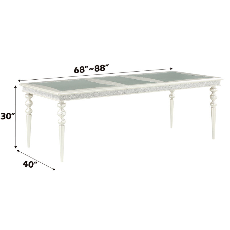 Table de salle à manger en platine avec fonction extensible. Rallonge de 20 po pour invités supplémentaires. Fabriquée en bois de peuplier et en composite. Gracieux strass en miroir embelli. Argent, table de 88 po x 40 po x 30 po.