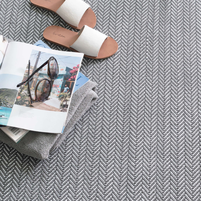 Herringbone Shale/White Handwoven Indoor/Outdoor Rug, Rectangle 5' x 8'