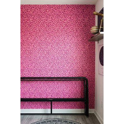 Papier peint imprimé léopard rose, motif audacieux animalier maximaliste, décoration murale