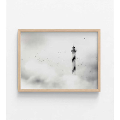 Beacon in the Mist - photographie de phare noir et blanc