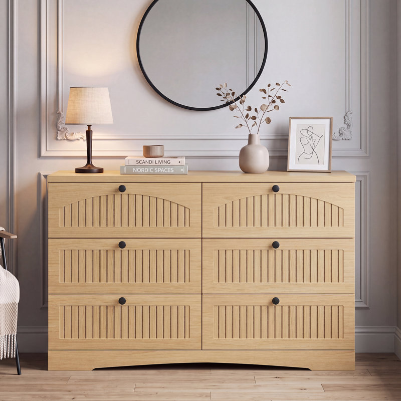 Commode sculptée à six tiroirs, Bois naturel