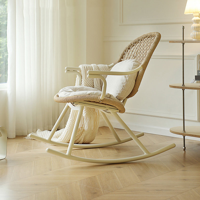 Chaise berçante d'intérieur en rotin