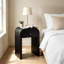 Table de chevet moderne incurvée en bois noir, table d'appoint à un tiroir avec poignée en laiton pour chambre à coucher