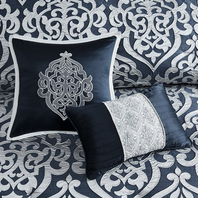 Édredon pour grand lit 8 pièces. Bleu marine / argent. Médaillon séduisant. Remplir. Comprend 1 édredon, 2 taies décoratives européennes, des coussins décoratifs et une jupe de lit. Lavable à la machine pour grand lit. Tissage gracieux. Comprend