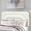 Grand lit à panneau beige avec tête de lit à DEL, design contemporain, pieds de conception géométrique, bords arrondis, matériau principal en bois d'hévéa, bois massif et rembourrage, revêtement idéal pour la chambre à coucher