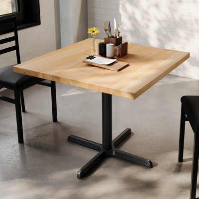 Table carrée commerciale en bois massif avec base en X à hauteur de salle à manger