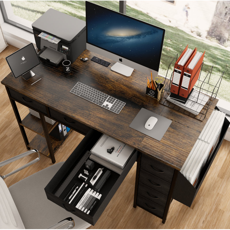 Bureau d'ordinateur 47 po avec prise de courant, 7 tiroirs en tissu, coiffeuse et poche latérale, Brun rustique / noir