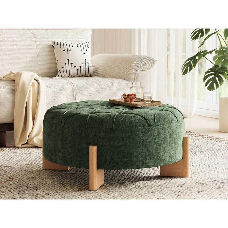 Repose-pieds rond capitonné avec pieds en bois massif, table basse moderne avec boutons capitonnés, lignes passepoilées, repose-pieds en chenille