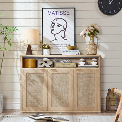 Buffet 45 po en rotin avec 3 portes, buffet de ferme avec tablettes réglables, tablette de rangement ouverte et poignées dorées pour la salle à manger, la cuisine, le salon