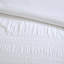 La housse de couette en coton blanc à motif croisé, double / grand, ajoute style et confort à la chaleur de la chambre à coucher-120954600